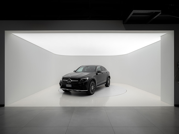 Lichtdecke mit homogenem Licht. Auto unter Lichtdecke