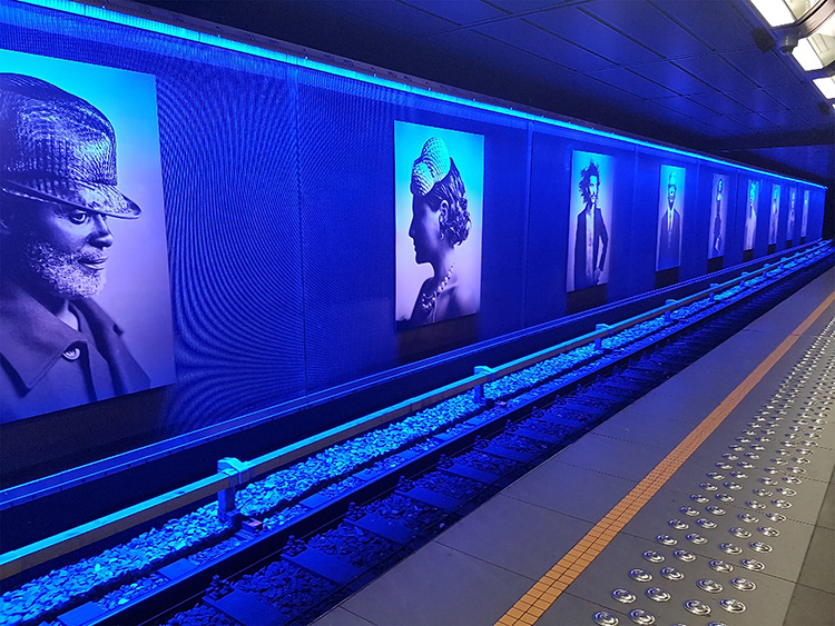 Wallwasher mit blauen Power-LEDs Wallwasher mit blauen Power-LEDs beleuchten Wand in U-Bahnhof