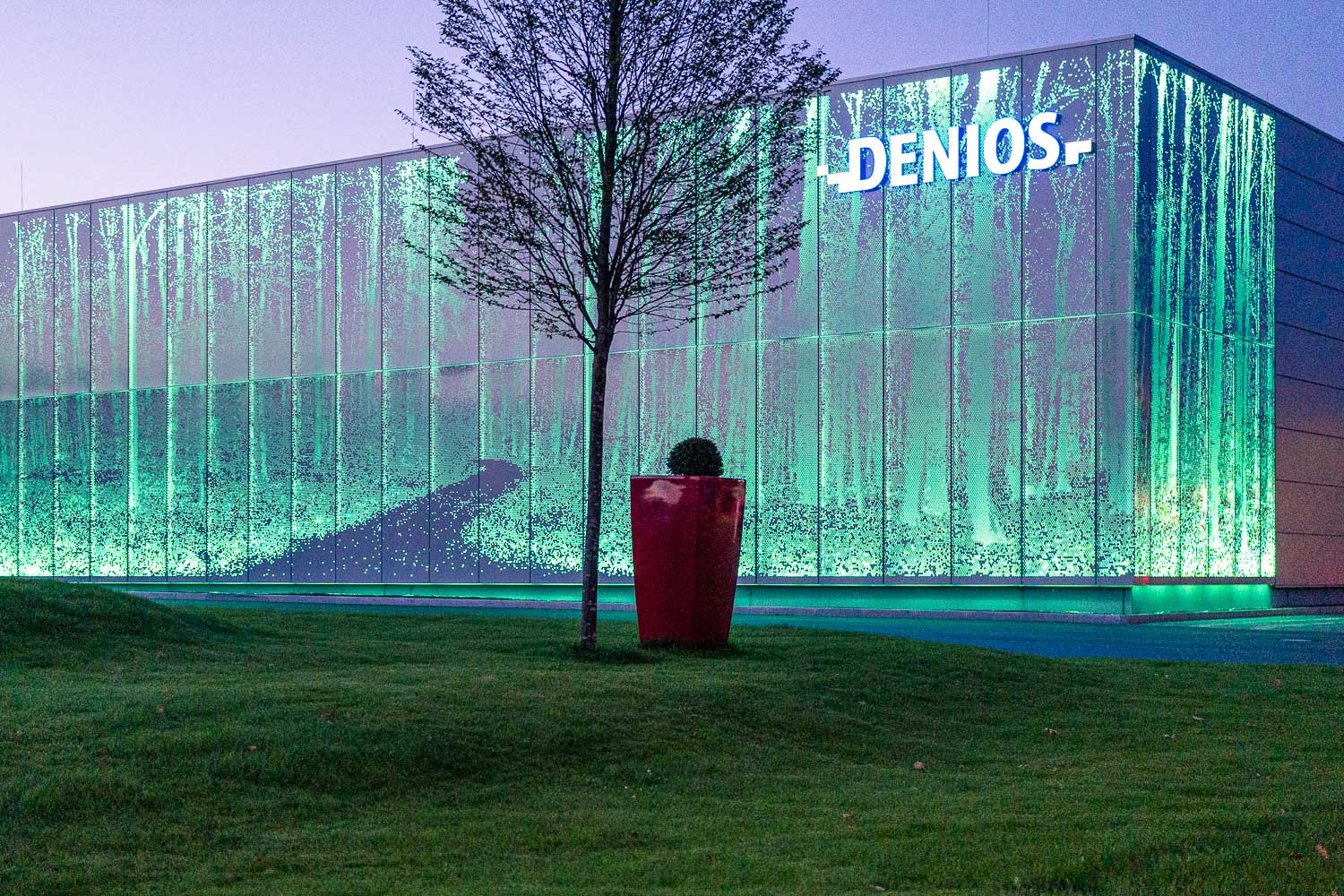 BERgamo-Wallwasher beleuchten die Wand Lochblechwand in RGBW-Farben gebadet