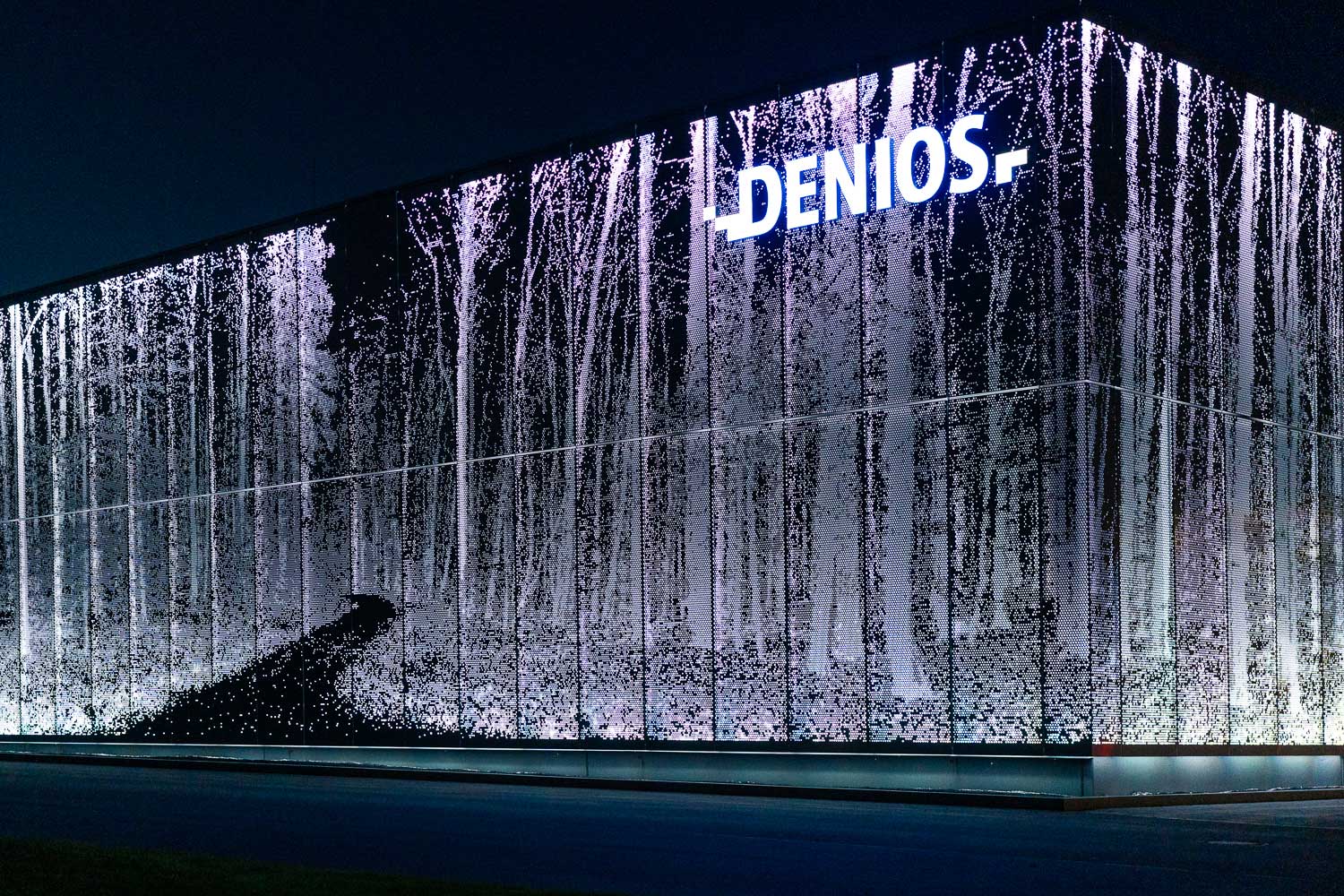 BERgamo-Wallwasher heben das Waldmotiv hervor Beleuchtung mit BERgamo RGBW-Wallwasher