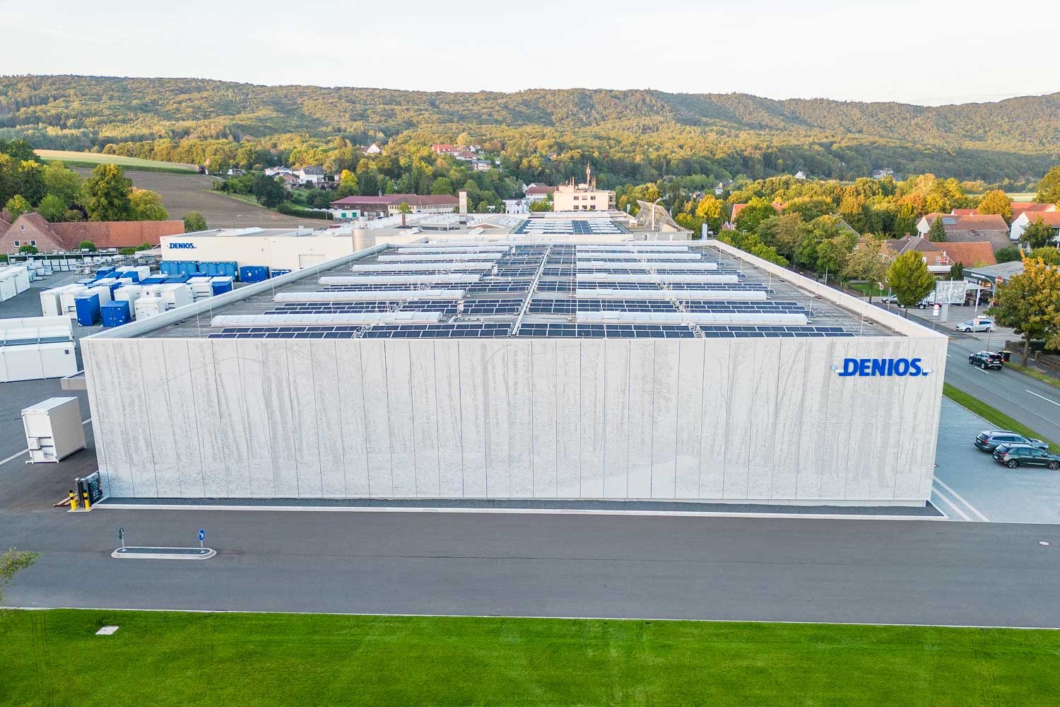 Halle Sud von Denios mit Photovoltaikanlage Stromversorgung mit Photovoltaik-Anlage