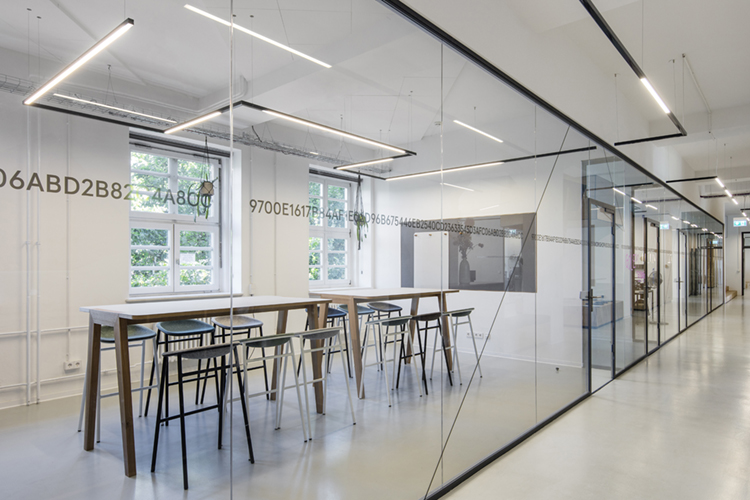 Office-lighting-with-light-lines