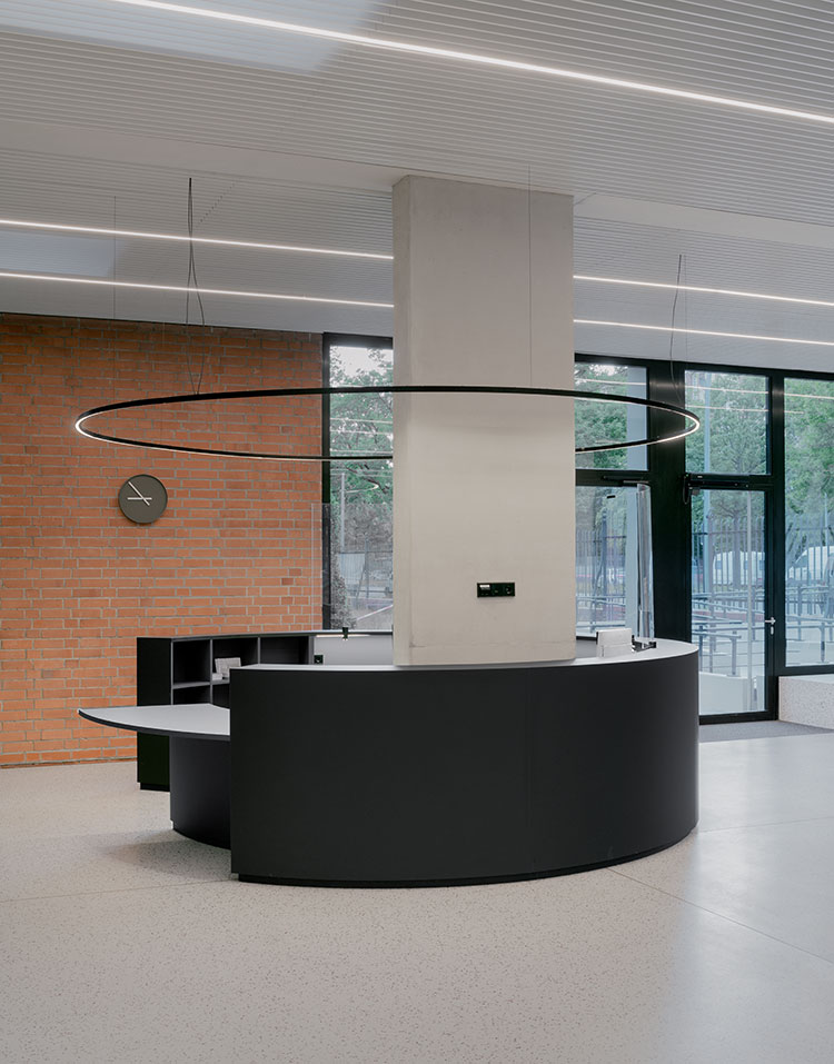 Rundleuchte mit AQUALUC LED-Lichtlinien Rundleuchte mit einem Durchmesser von vier Metern über rundem Tresen