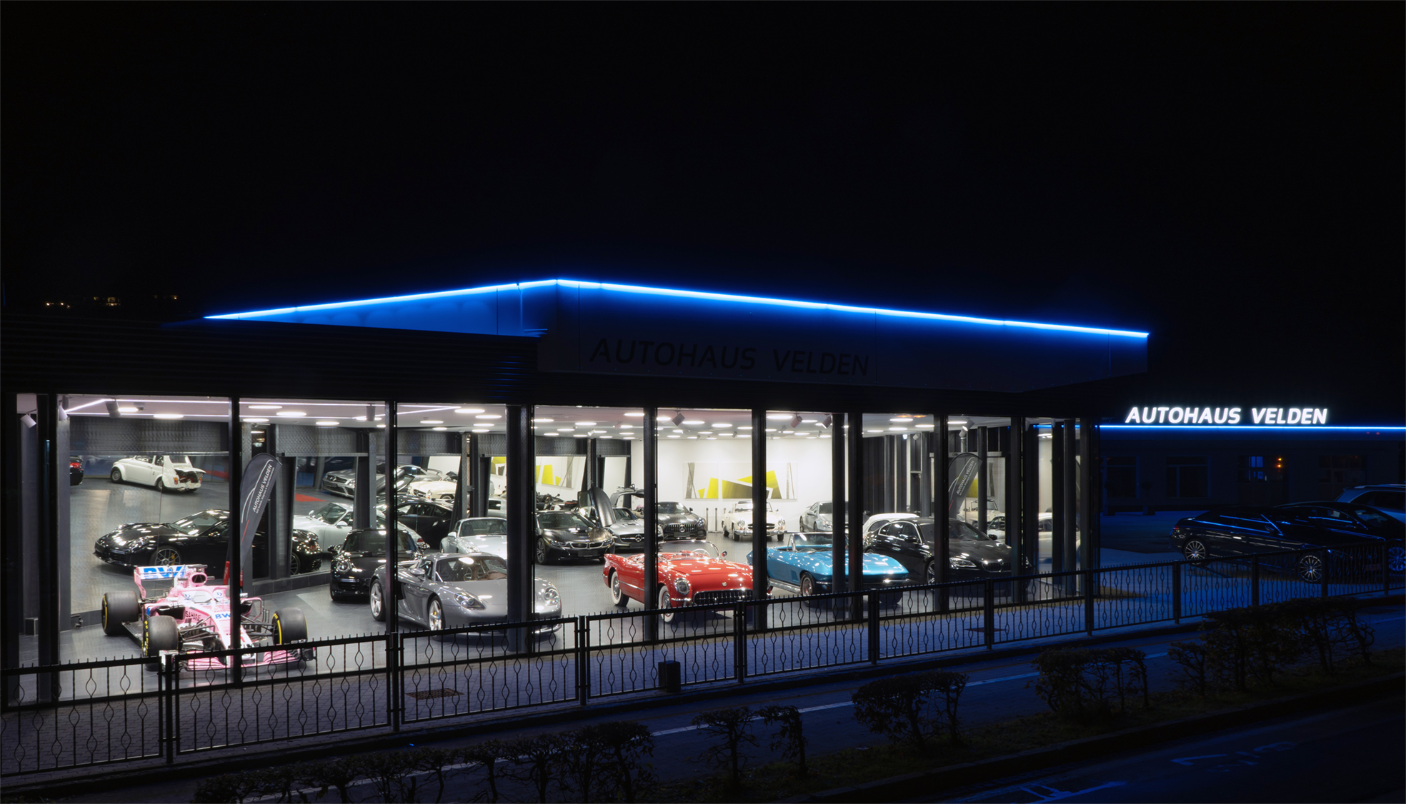 Schattenlos aneinandergereihte LED-Lichtlinie an Fassade LED-Lichtlinien an Fassade